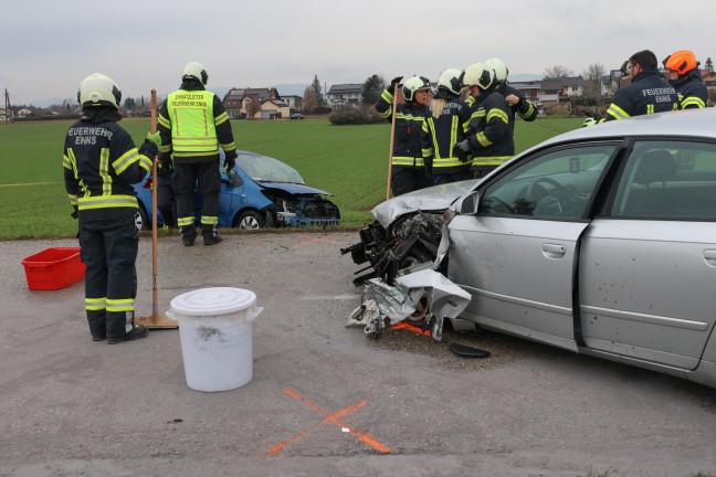 Frontalcrash zwischen zwei Autos in Enns fordert vier Verletzte