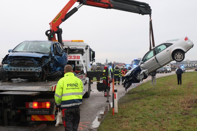 Frontalcrash zwischen zwei Autos in Enns fordert vier Verletzte