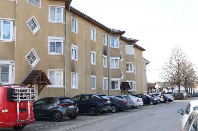 Einsatzkrfte zu Brand in einem Mehrparteienhaus in Traun alarmiert