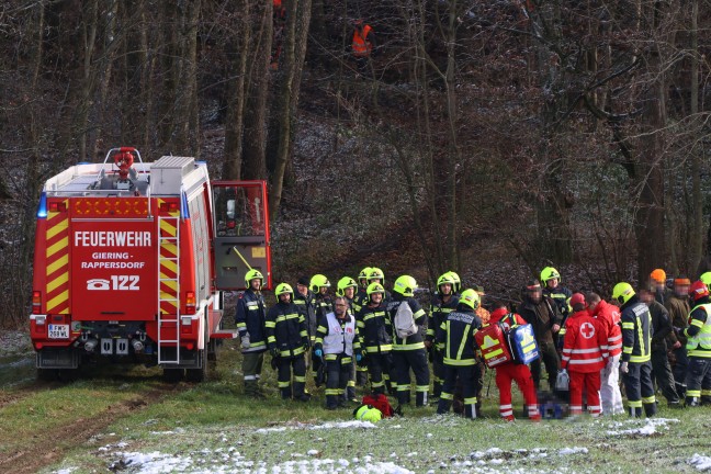 Personenrettung: Rettung einer verletzten Person aus unwegsamem Waldstck in Sipbachzell
