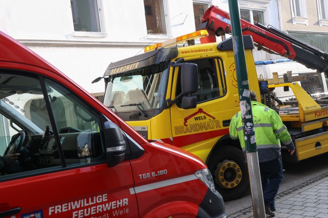 Dreister Falschparker in Wels-Innenstadt beschftigte Feuerwehr, Polizei und Abschleppdienst