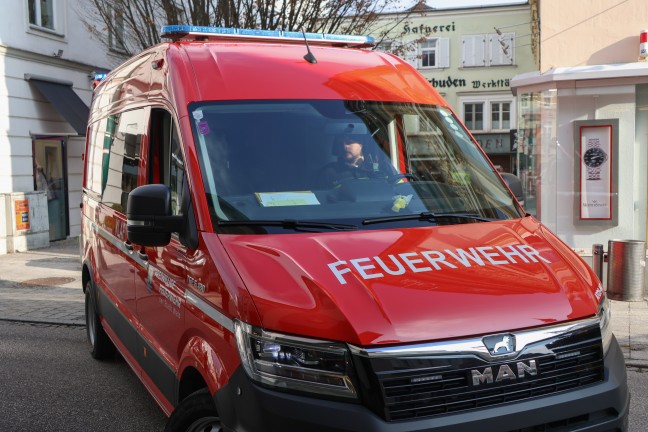 Dreister Falschparker in Wels-Innenstadt beschftigte Feuerwehr, Polizei und Abschleppdienst