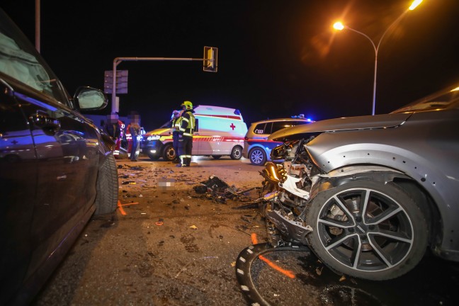 Schwerer Kreuzungscrash auf Wiener Strae in Marchtrenk fordert eine verletzte Person