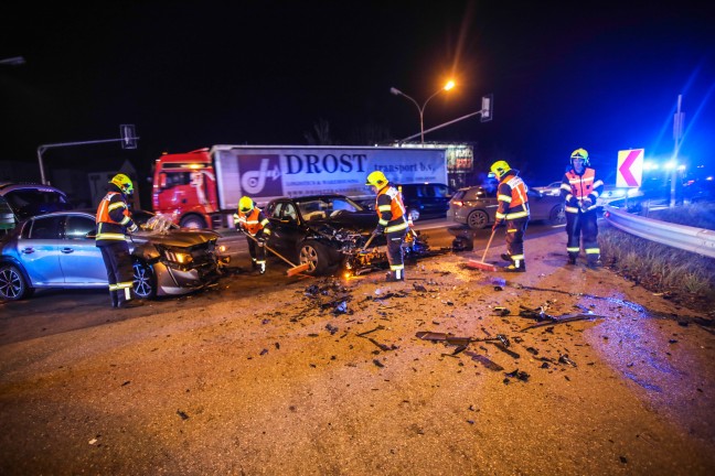Schwerer Kreuzungscrash auf Wiener Strae in Marchtrenk fordert eine verletzte Person
