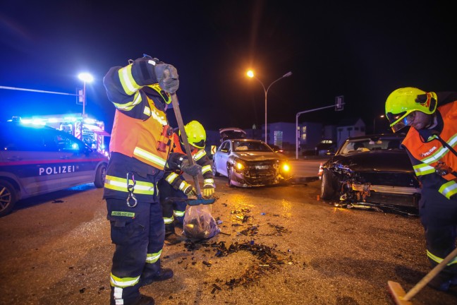 Schwerer Kreuzungscrash auf Wiener Strae in Marchtrenk fordert eine verletzte Person