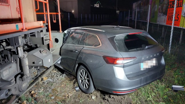 Auto auf Bahnbergang in Linz-Industriegebiet-Hafen von Verschublok erfasst