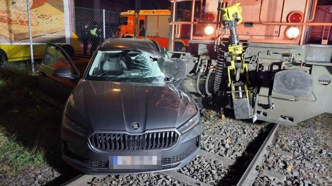 Auto auf Bahnbergang in Linz-Industriegebiet-Hafen von Verschublok erfasst