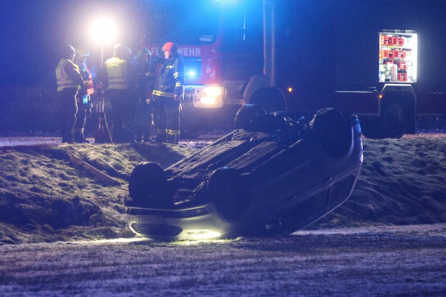 Edt bei Lambach: Auto bei winterlichen Fahrbedingungen von Wiener Strae abgekommen und berschlagen