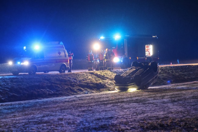 Edt bei Lambach: Auto bei winterlichen Fahrbedingungen von Wiener Strae abgekommen und berschlagen
