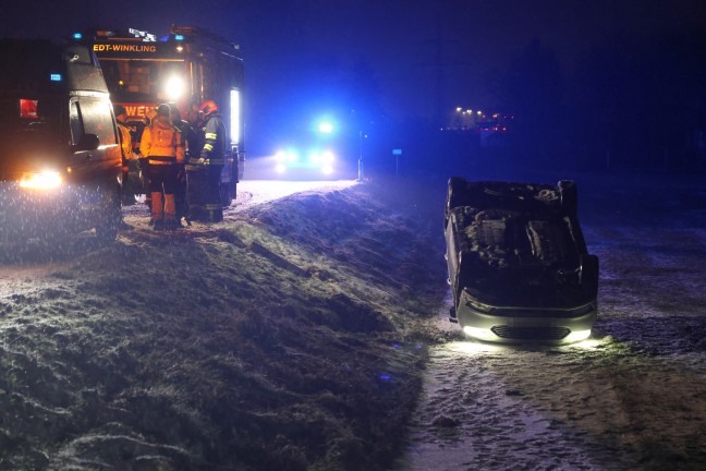 Edt bei Lambach: Auto bei winterlichen Fahrbedingungen von Wiener Strae abgekommen und berschlagen