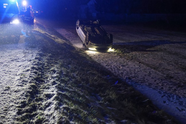 Edt bei Lambach: Auto bei winterlichen Fahrbedingungen von Wiener Strae abgekommen und berschlagen