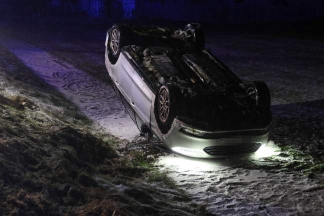 Edt bei Lambach: Auto bei winterlichen Fahrbedingungen von Wiener Strae abgekommen und berschlagen