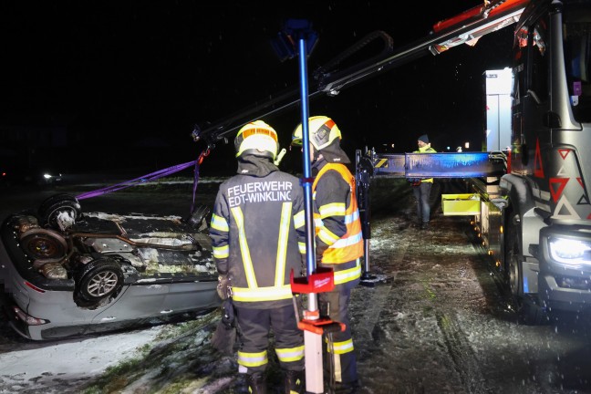 Edt bei Lambach: Auto bei winterlichen Fahrbedingungen von Wiener Strae abgekommen und berschlagen