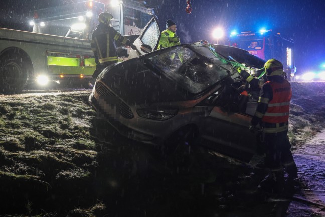 Edt bei Lambach: Auto bei winterlichen Fahrbedingungen von Wiener Strae abgekommen und berschlagen