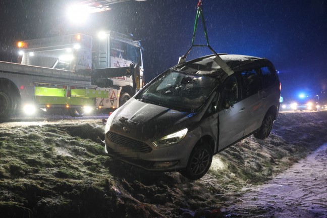 Edt bei Lambach: Auto bei winterlichen Fahrbedingungen von Wiener Strae abgekommen und berschlagen