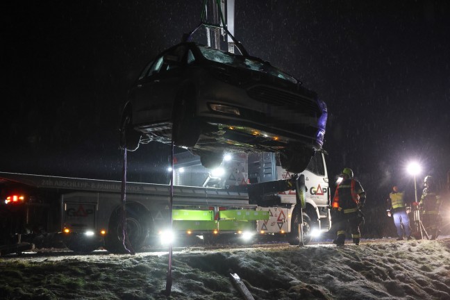 Edt bei Lambach: Auto bei winterlichen Fahrbedingungen von Wiener Strae abgekommen und berschlagen