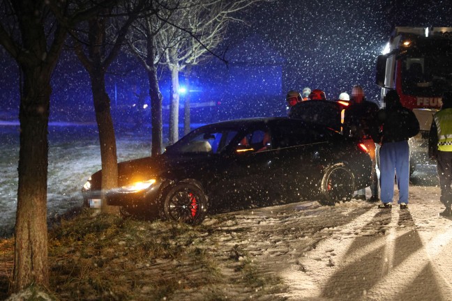 Auto bei Verkehrsunfall in Thalheim bei Wels gegen Baum gerutscht