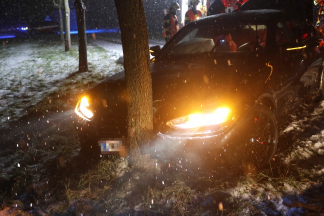 Auto bei Verkehrsunfall in Thalheim bei Wels gegen Baum gerutscht