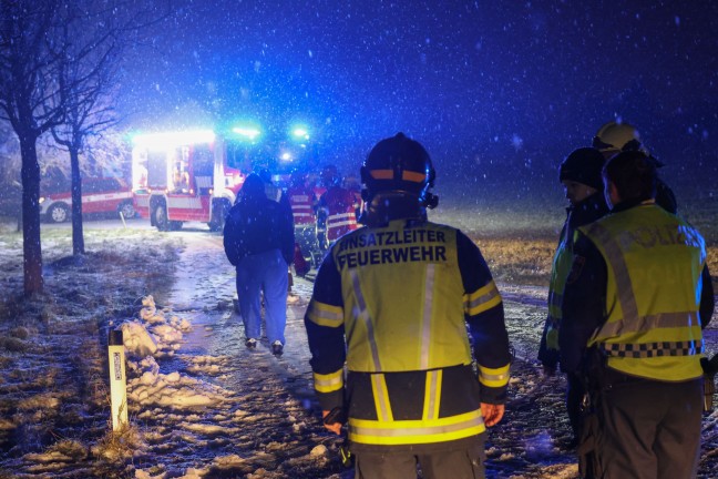Auto bei Verkehrsunfall in Thalheim bei Wels gegen Baum gerutscht