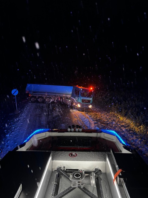 Wintereinbruch: Zahlreiche Feuerwehren in Obersterreich bei Fahrzeugbergungen im Einsatz