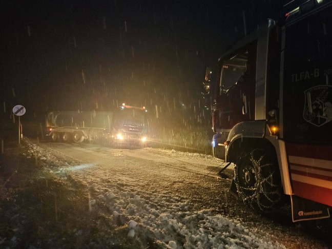 Wintereinbruch: Zahlreiche Feuerwehren in Obersterreich bei Fahrzeugbergungen im Einsatz