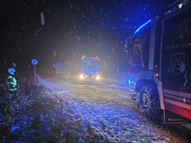 Wintereinbruch: Zahlreiche Feuerwehren in Obersterreich bei Fahrzeugbergungen im Einsatz