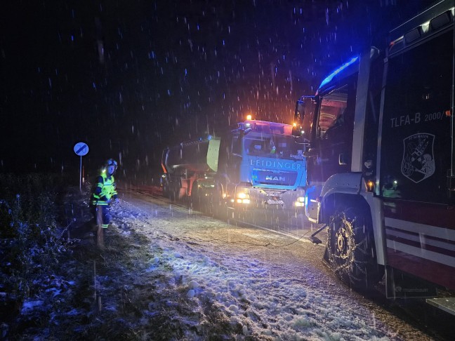 Wintereinbruch: Zahlreiche Feuerwehren in Obersterreich bei Fahrzeugbergungen im Einsatz