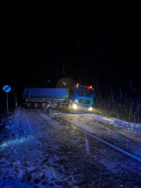 Wintereinbruch: Zahlreiche Feuerwehren in Obersterreich bei Fahrzeugbergungen im Einsatz