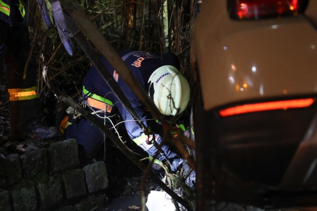 Auto bei Verkehrsunfall in Wels-Oberthan im Bachbett gegen Baum geprallt