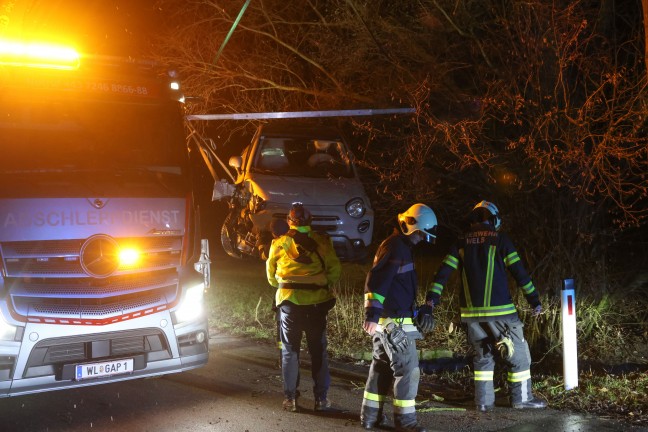 Auto bei Verkehrsunfall in Wels-Oberthan im Bachbett gegen Baum geprallt