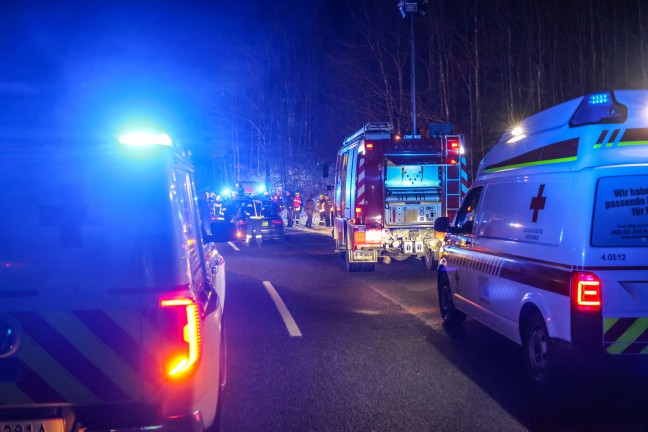 Schwerer Crash zwischen Kleintransporter, LKW und zwei PKW auf Pyhrnpass Strae bei St. Pankraz