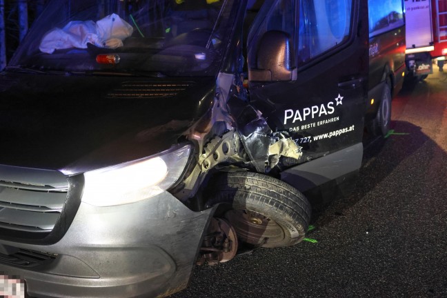 Schwerer Crash zwischen Kleintransporter, LKW und zwei PKW auf Pyhrnpass Strae bei St. Pankraz