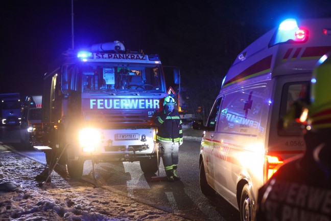 Schwerer Crash zwischen Kleintransporter, LKW und zwei PKW auf Pyhrnpass Strae bei St. Pankraz