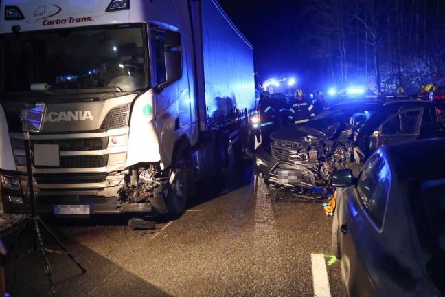 Schwerer Crash zwischen Kleintransporter, LKW und zwei PKW auf Pyhrnpass Strae bei St. Pankraz