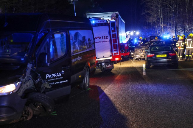 Schwerer Crash zwischen Kleintransporter, LKW und zwei PKW auf Pyhrnpass Strae bei St. Pankraz
