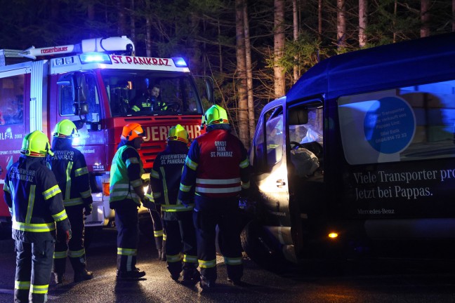 Schwerer Crash zwischen Kleintransporter, LKW und zwei PKW auf Pyhrnpass Strae bei St. Pankraz