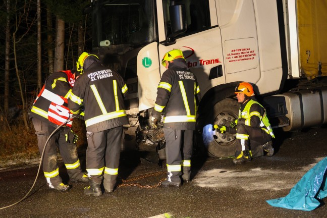 Schwerer Crash zwischen Kleintransporter, LKW und zwei PKW auf Pyhrnpass Strae bei St. Pankraz