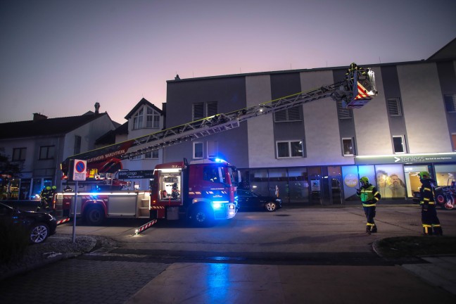 Passanten vermuteten Brand im Dachbereich eines Gebudes in Marchtrenk