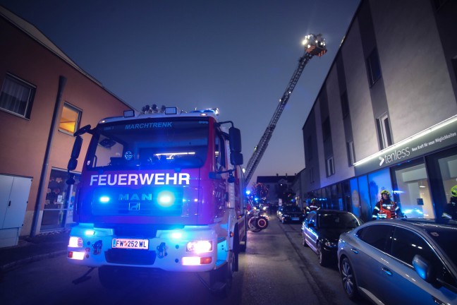 Passanten vermuteten Brand im Dachbereich eines Gebudes in Marchtrenk
