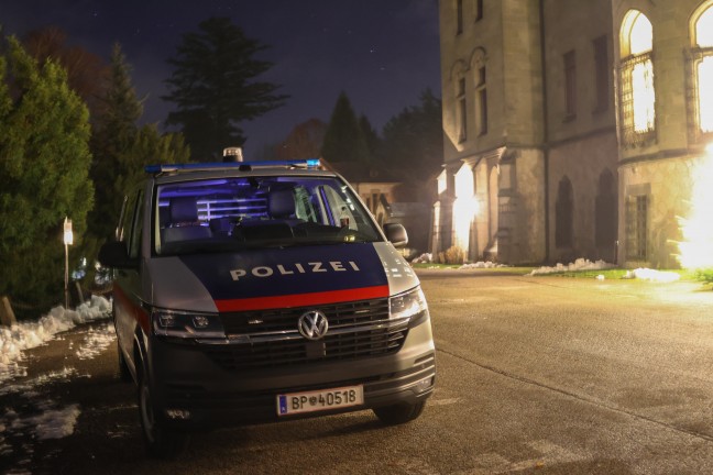 Feuerwehr und Polizei bei Suchaktion nach abgngiger Person in Gmunden im Einsatz