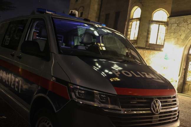 Feuerwehr und Polizei bei Suchaktion nach abgngiger Person in Gmunden im Einsatz