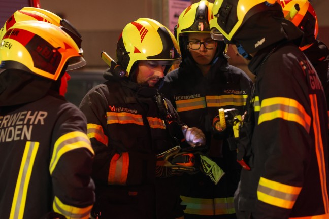 Feuerwehr und Polizei bei Suchaktion nach abgngiger Person in Gmunden im Einsatz