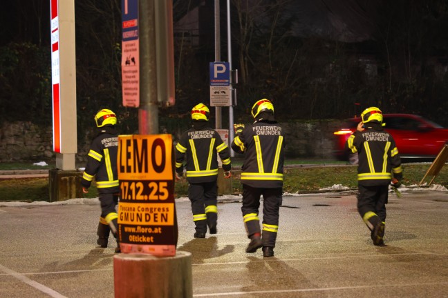 Feuerwehr und Polizei bei Suchaktion nach abgngiger Person in Gmunden im Einsatz