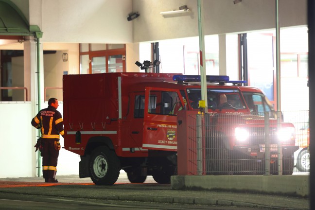 Feuerwehr und Polizei bei Suchaktion nach abgngiger Person in Gmunden im Einsatz