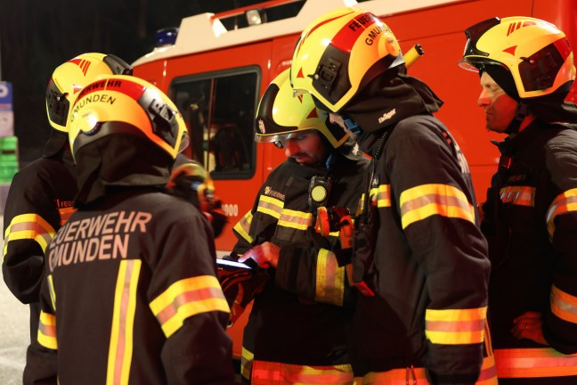 Feuerwehr und Polizei bei Suchaktion nach abgngiger Person in Gmunden im Einsatz