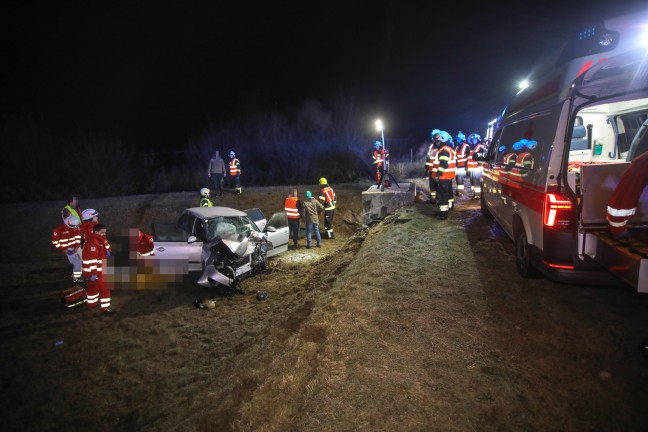 Crash gegen Betonschacht: Drei Feuerwehren nach schwerem Verkehrsunfall in Holzhausen im Einsatz