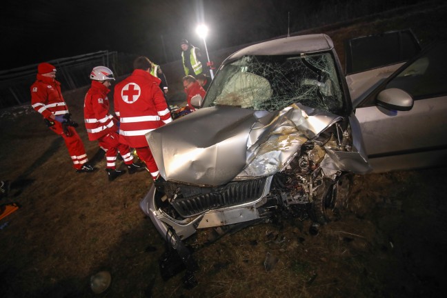 Crash gegen Betonschacht: Drei Feuerwehren nach schwerem Verkehrsunfall in Holzhausen im Einsatz