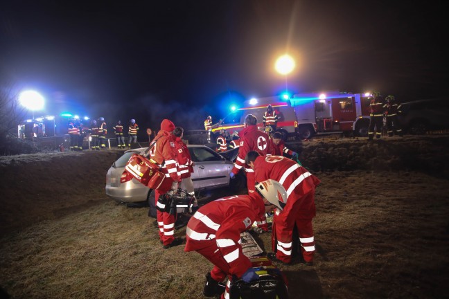 Crash gegen Betonschacht: Drei Feuerwehren nach schwerem Verkehrsunfall in Holzhausen im Einsatz