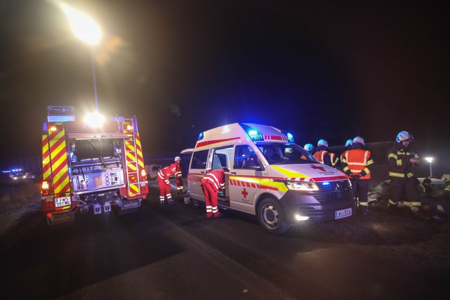 Crash gegen Betonschacht: Drei Feuerwehren nach schwerem Verkehrsunfall in Holzhausen im Einsatz