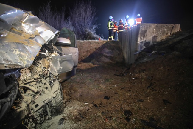 Crash gegen Betonschacht: Drei Feuerwehren nach schwerem Verkehrsunfall in Holzhausen im Einsatz